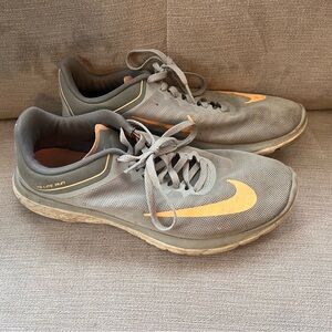Women’s Nike sneaker size 9